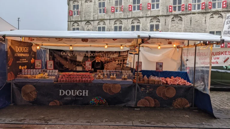 De Dough-stroopwafelkraam op de markt in Gouda, met het stadhuis op de achtergrond