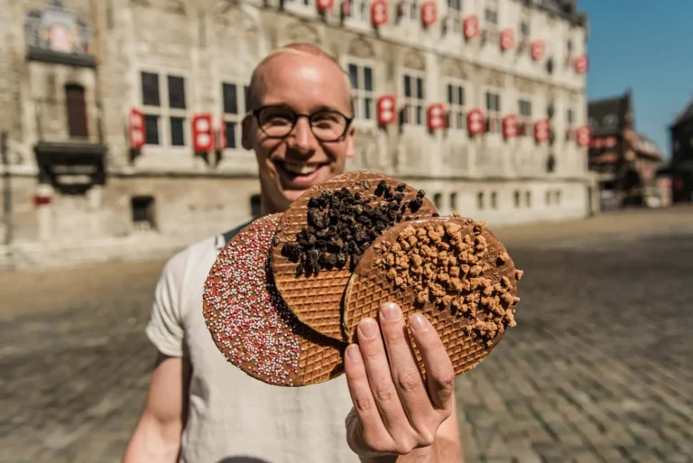 Drie stroopwafels met toppings, voor het stadhuis van Gouda