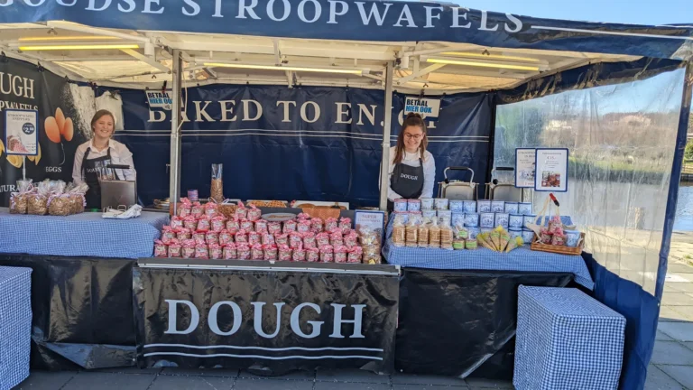 Stroopwafelkraam van Dough in Kinderdijk met medewerkers achter de toonbank