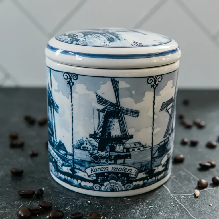 Delfts blauw stroopwafelblik met een molen erop